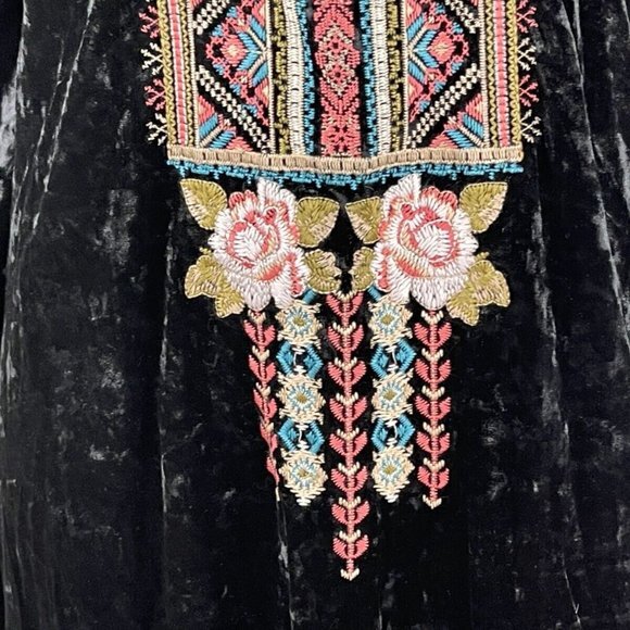 ANDREE by UNIT Velvet Embroidered Top Women L NWT V-neck Short Sleeve Tunic - Picture 8 of 12